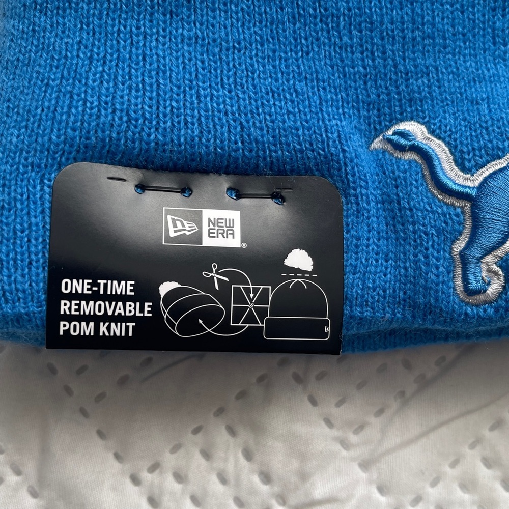 New Era NFL Detroit Lions Blue and Gray Beanie w/ removable Pom. - Picture 3 of 4